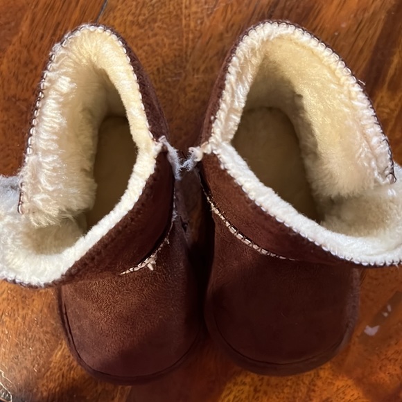 UGG Erin slipper booties, boy or girl, size 4 (6-12 months) - Picture 9 of 9